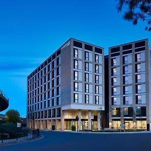 Courtyard By Marriott Airport Hotel